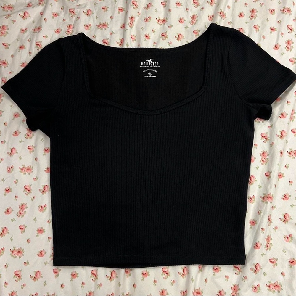 Hollister Women's Black Crop Top